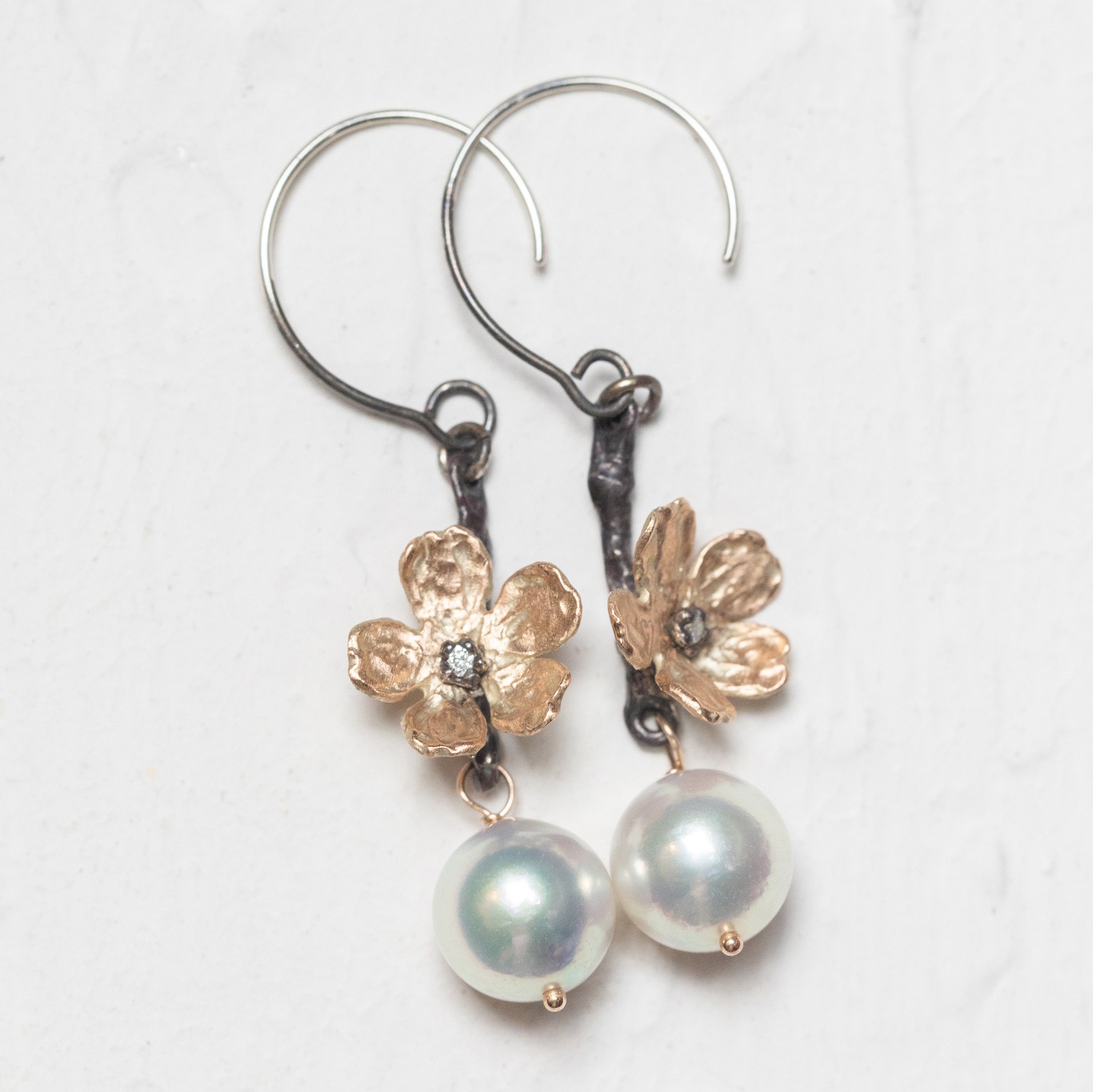 桜と真珠の揺れるピアス – ileava jewelry