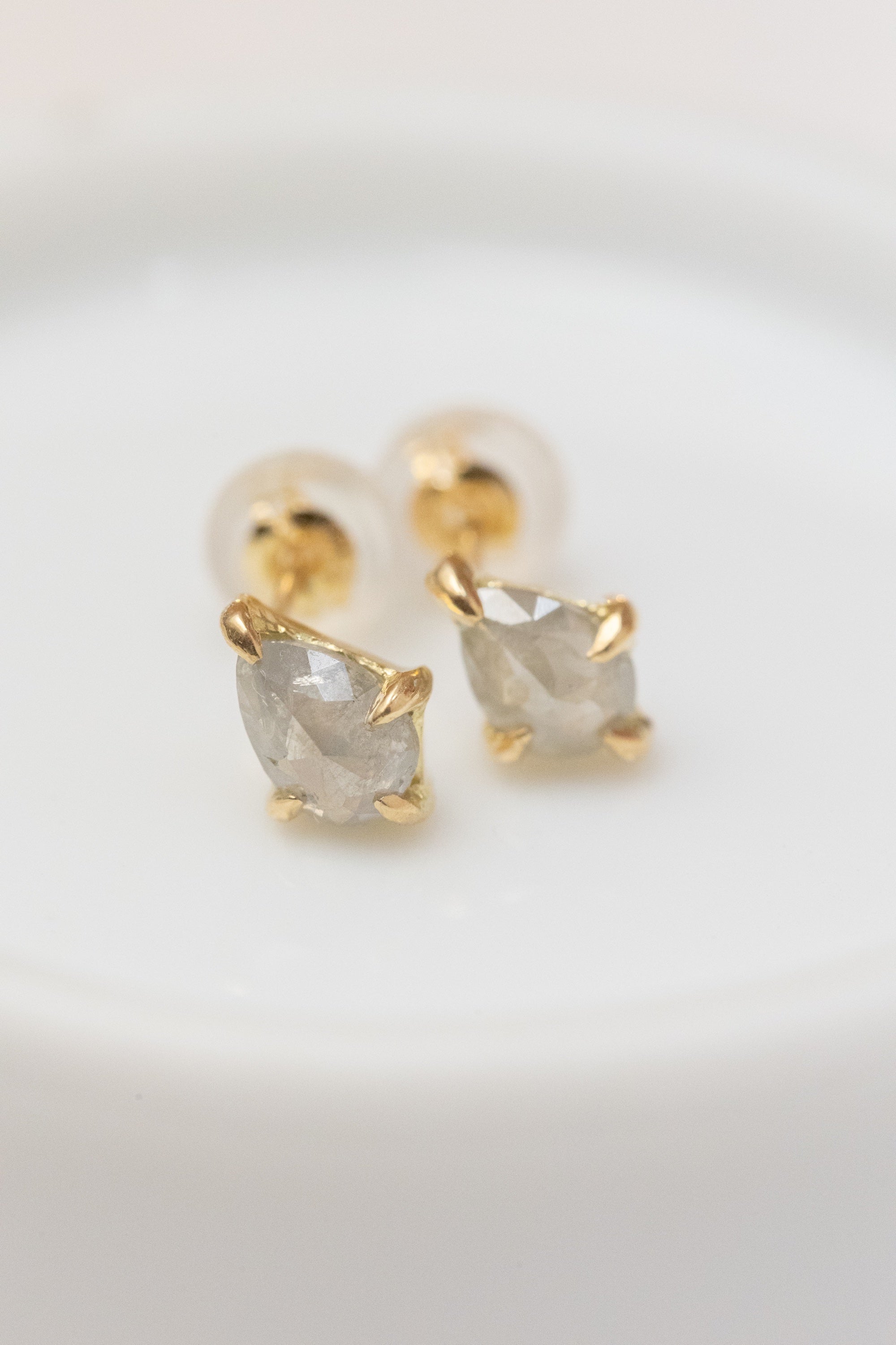 雫型の氷のようなダイヤのピアス – ileava jewelry