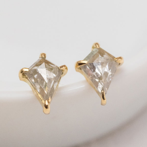 カイトシェープのダイヤのスタッドピアス – ileava jewelry