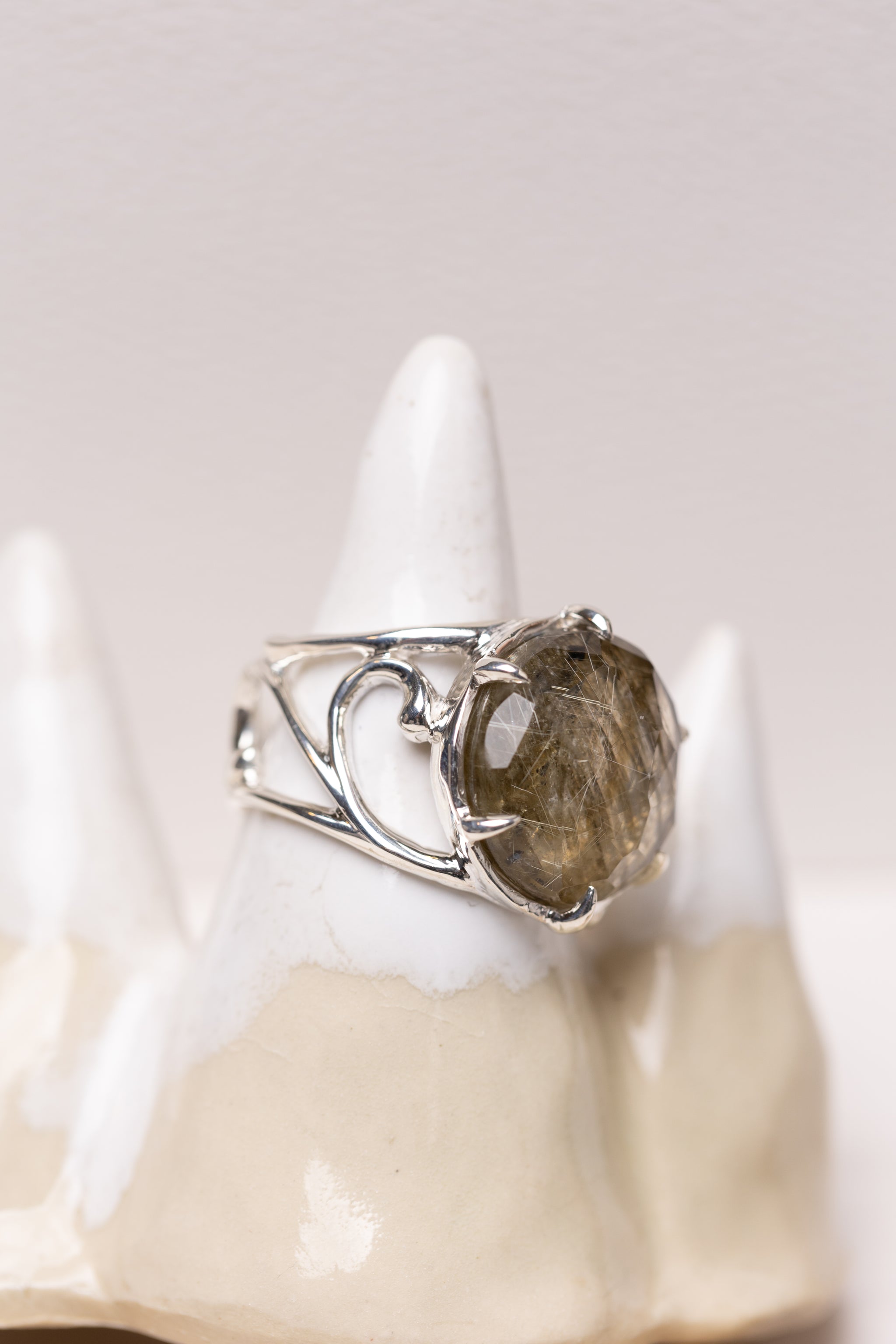 紫に輝くラブラドライト – ileava jewelry