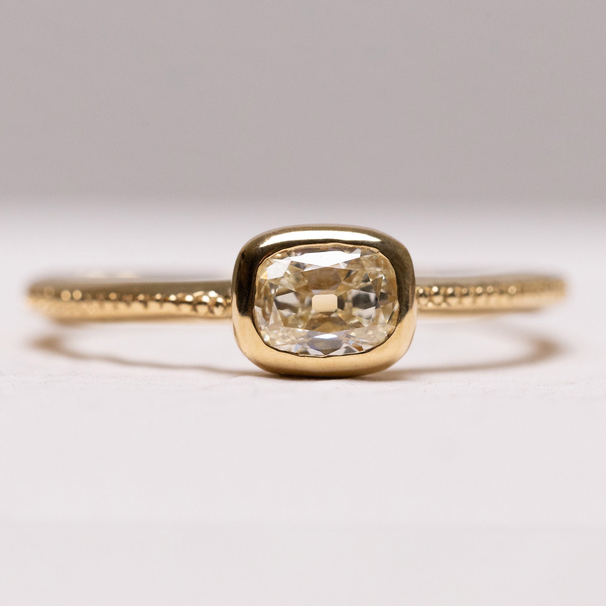 アンナ｜横向きのクッションカットのダイヤモンドリング – ileava jewelry