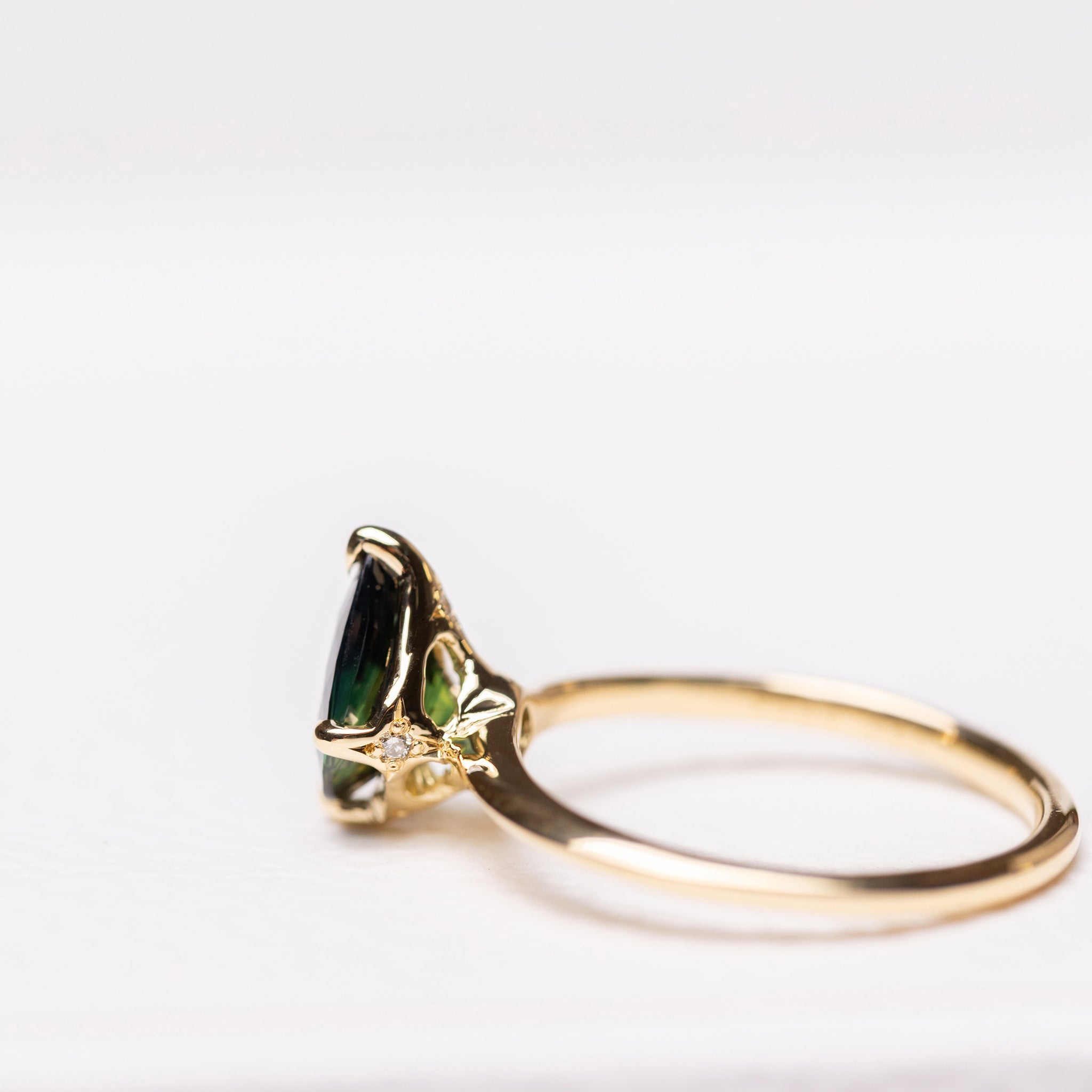 ティールカラーのサファイアと隠しダイヤのリング – ileava jewelry