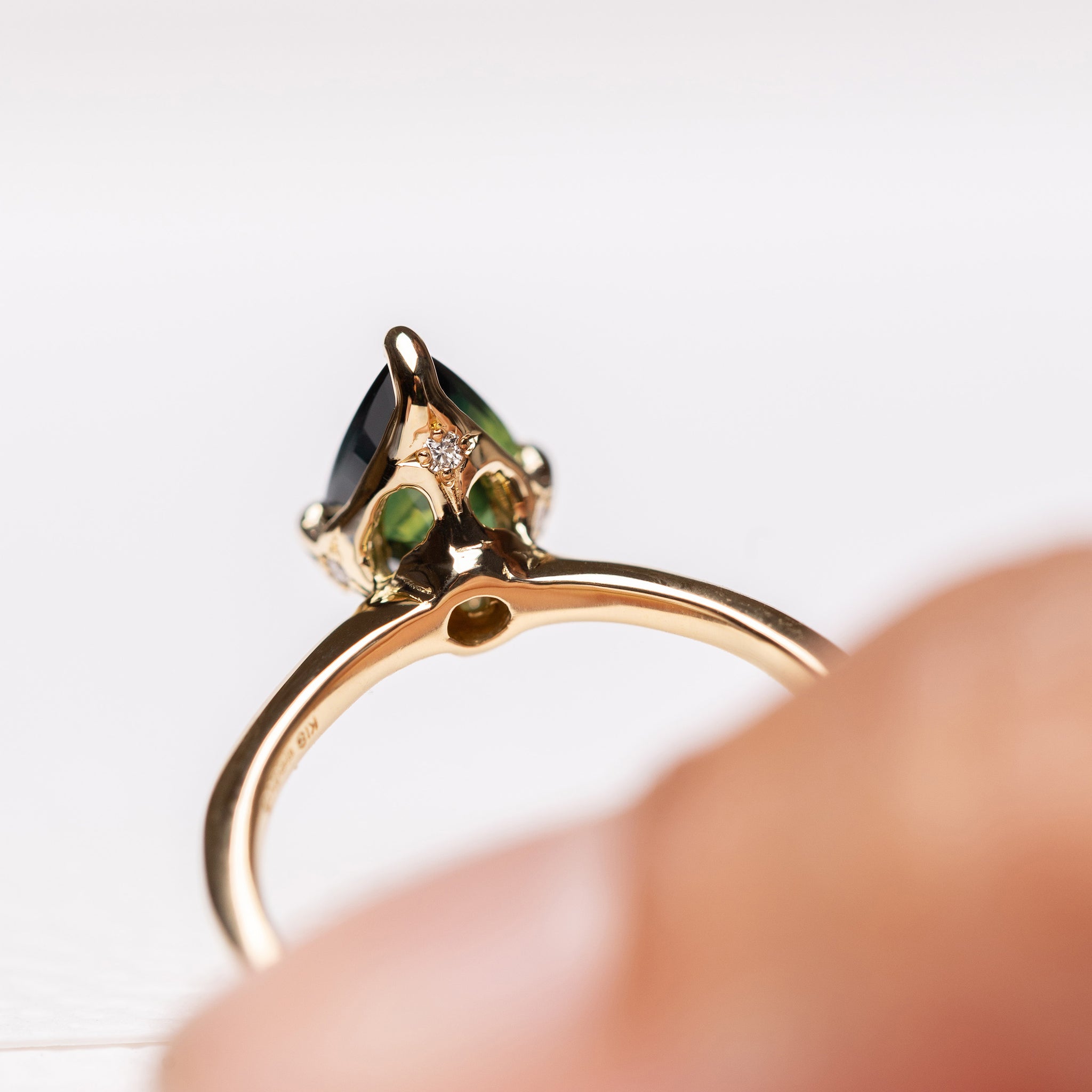 ティールカラーのサファイアと隠しダイヤのリング – ileava jewelry