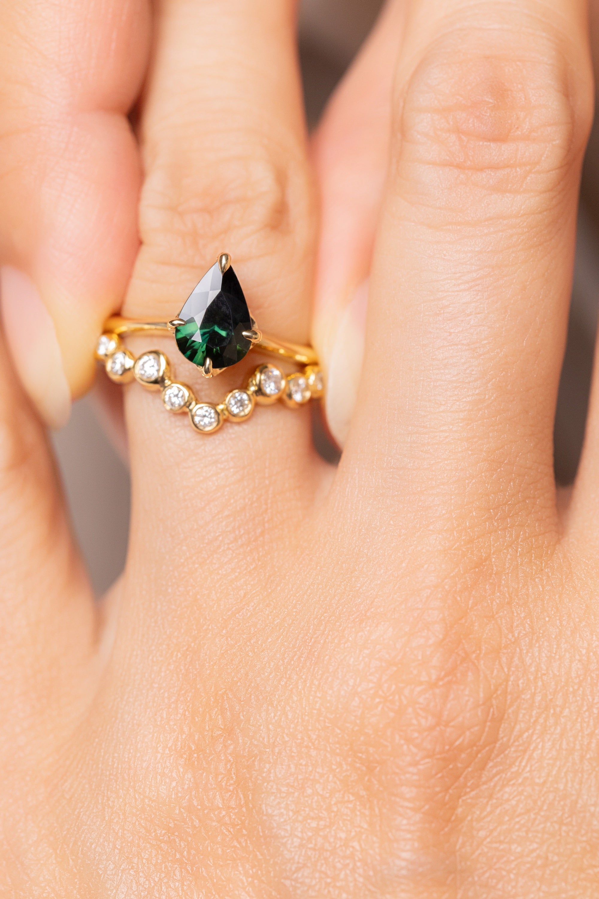 ティールカラーのサファイアと隠しダイヤのリング – ileava jewelry