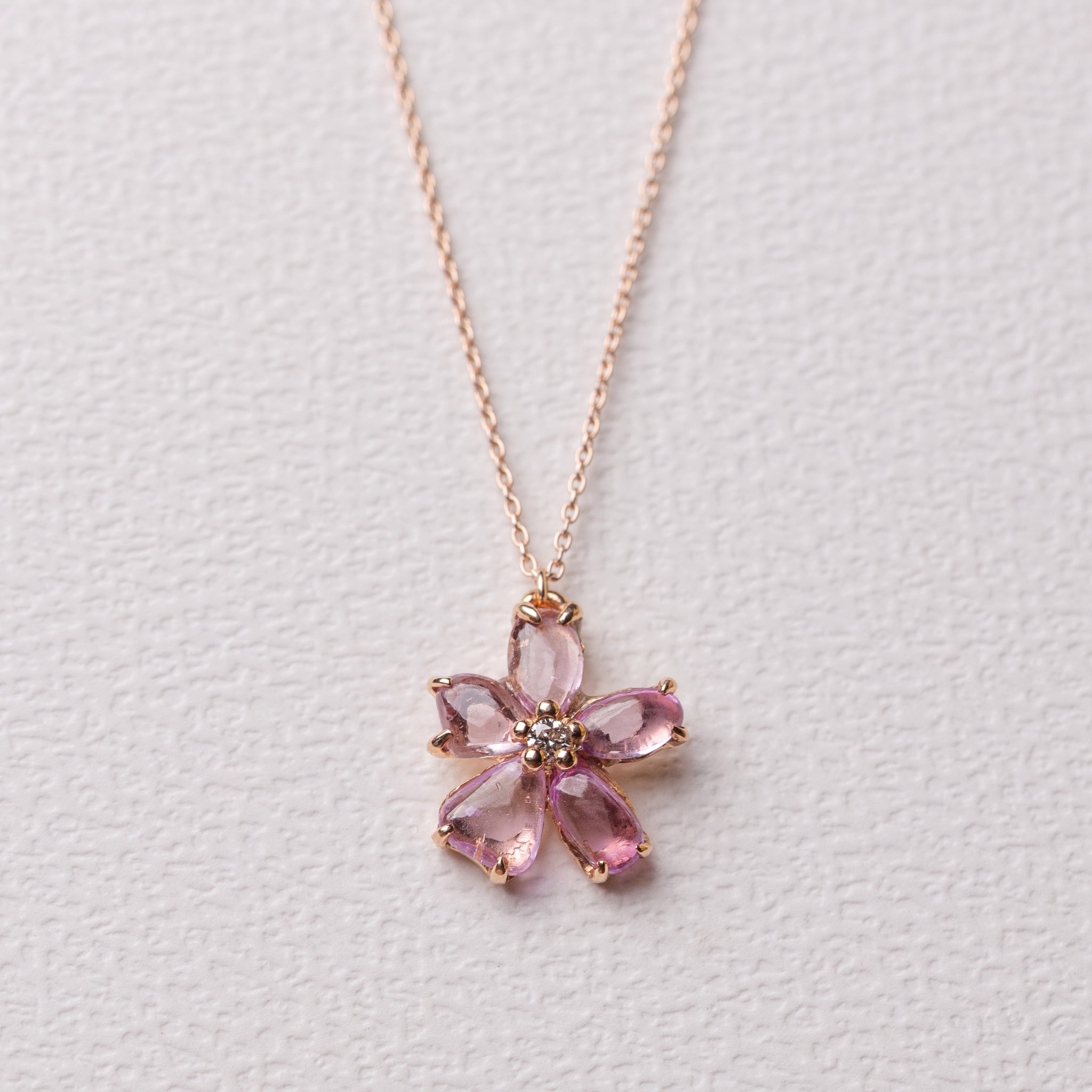 サファイアの花びらの桜のネックレス – ileava jewelry