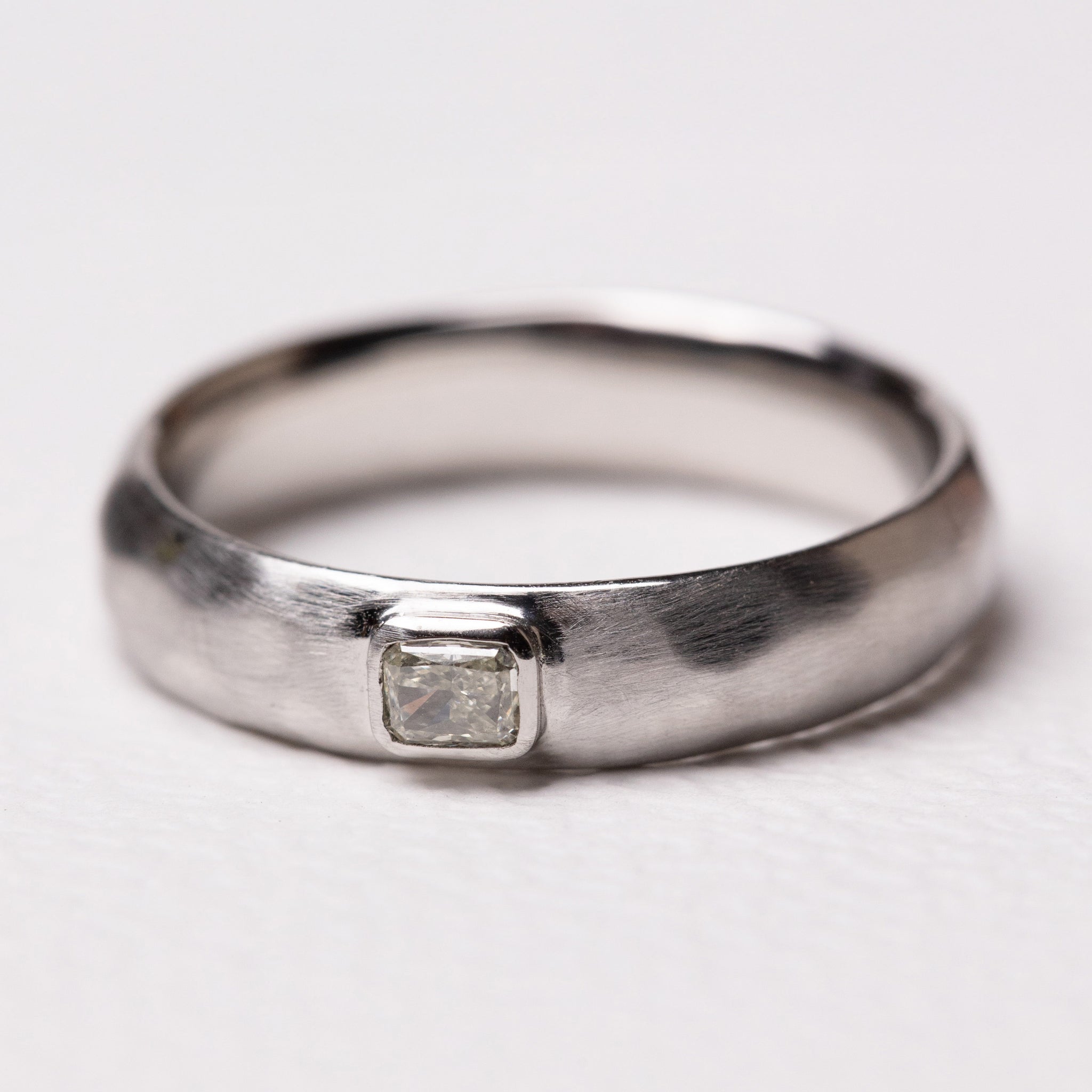 プラチナ 覆輪留め ダイヤ リング 9号 槌目調の覆輪留めダイヤリング – ileava jewelry