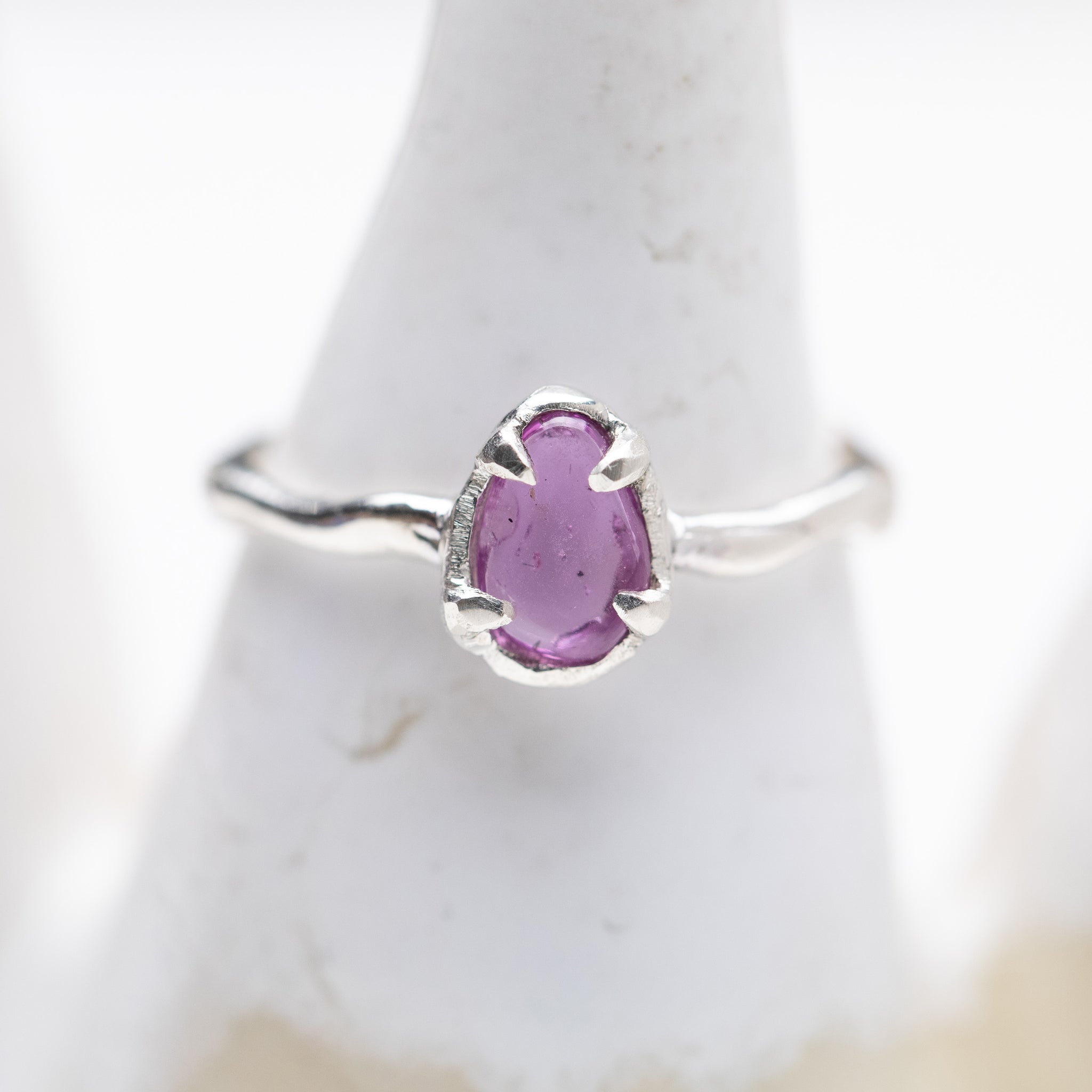 非加熱サファイアのリング – ileava jewelry