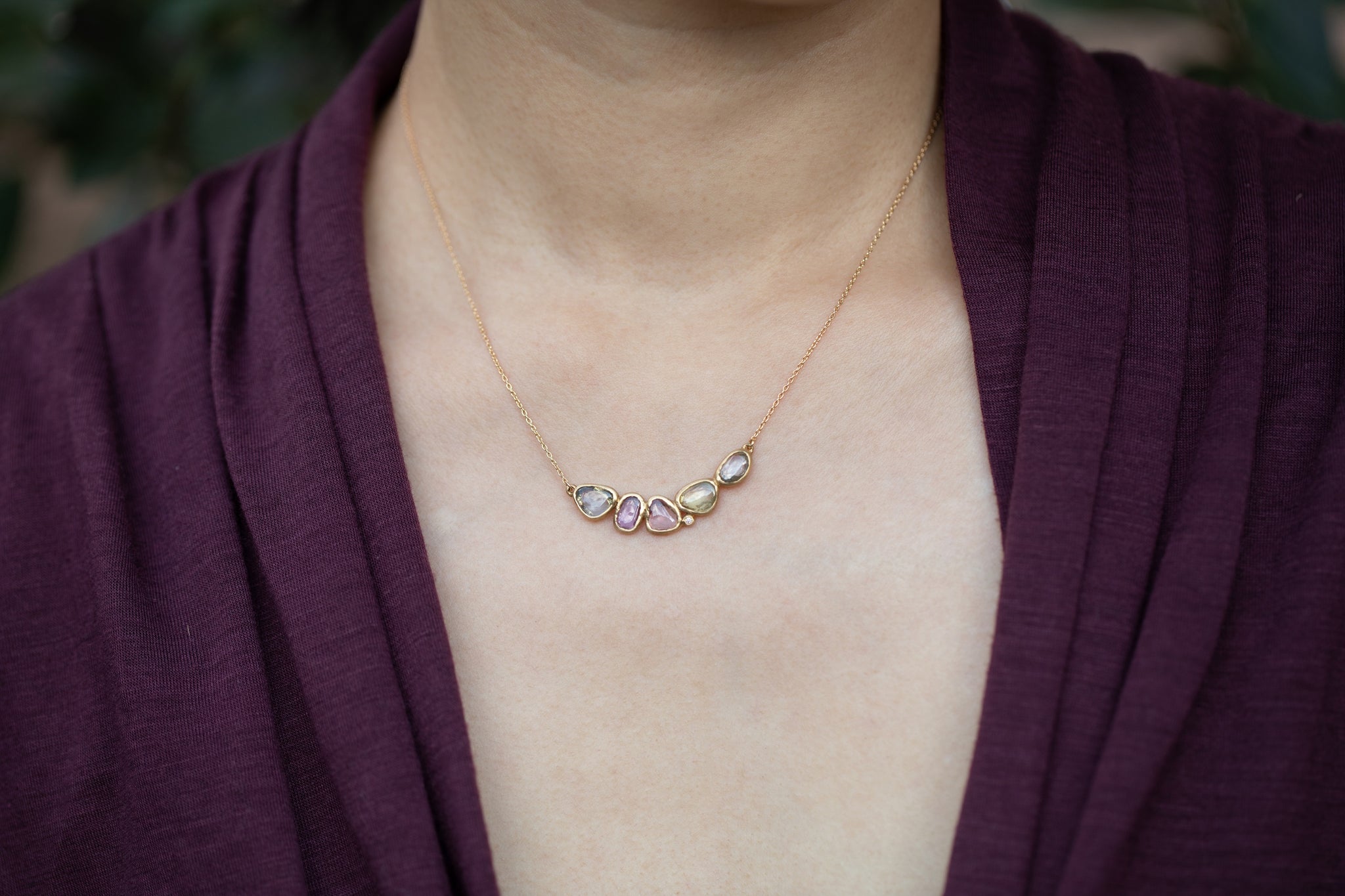 小石のような虹色サファイアのネックレス – ileava jewelry