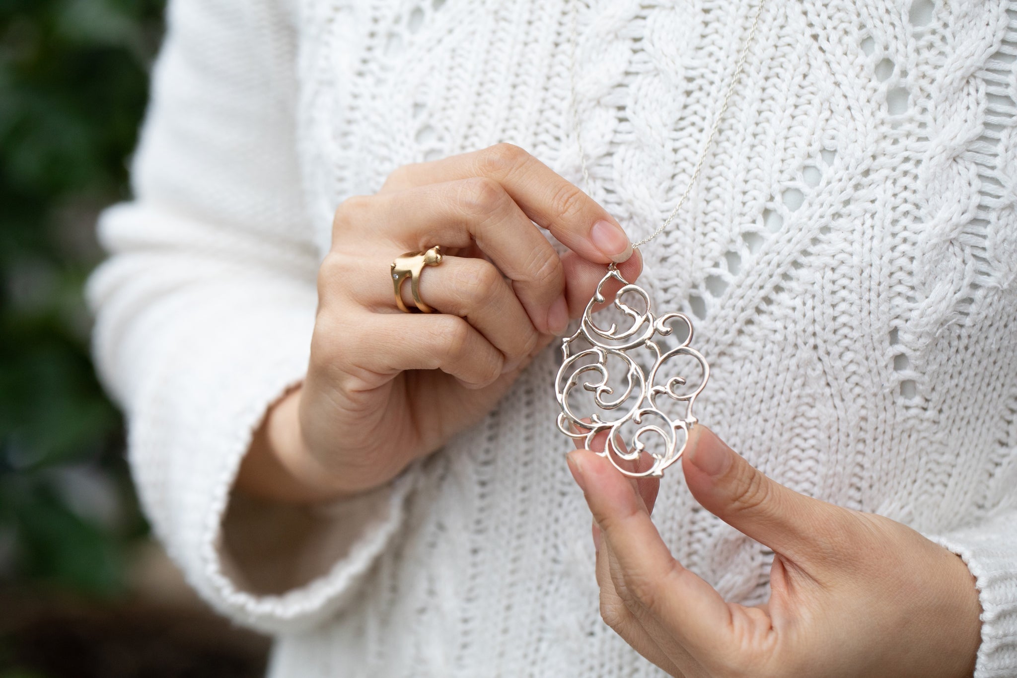 大きな唐草模様ネックレス – ileava jewelry