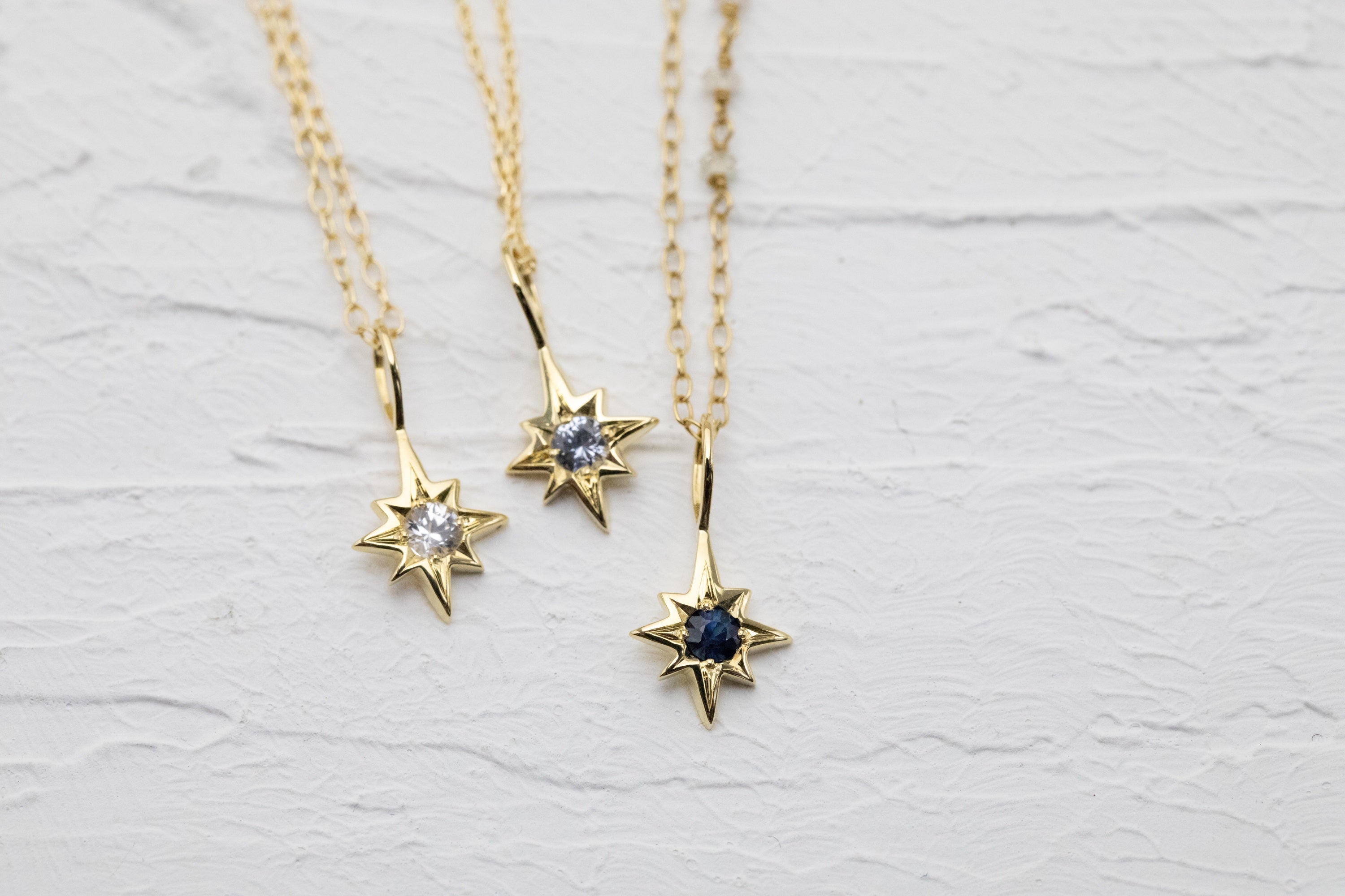 優しい青いサファイアの八芒星ネックレス – ileava jewelry