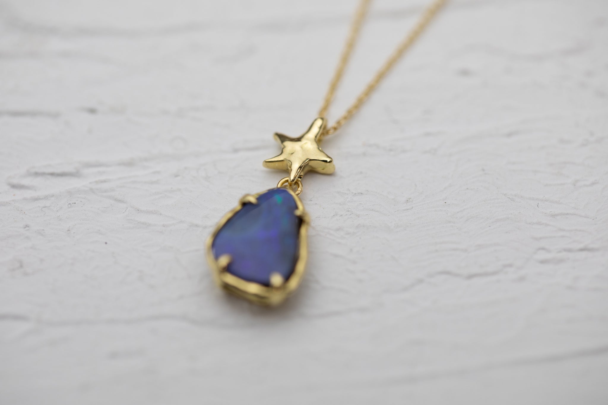 ブルーオパールと自由に揺れる星のネックレス – ileava jewelry