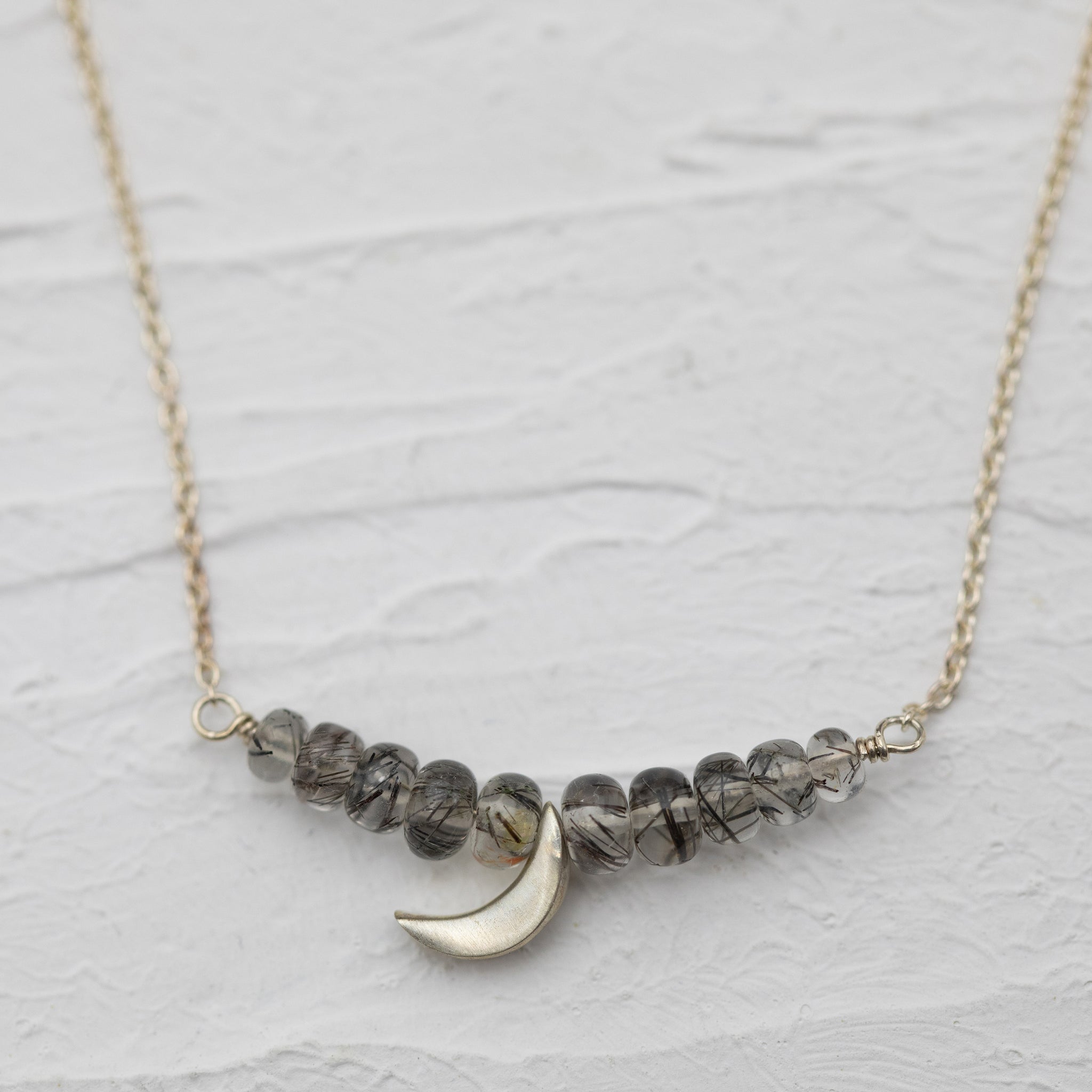 暗い空に光るタイニームーンのネックレス – ileava jewelry