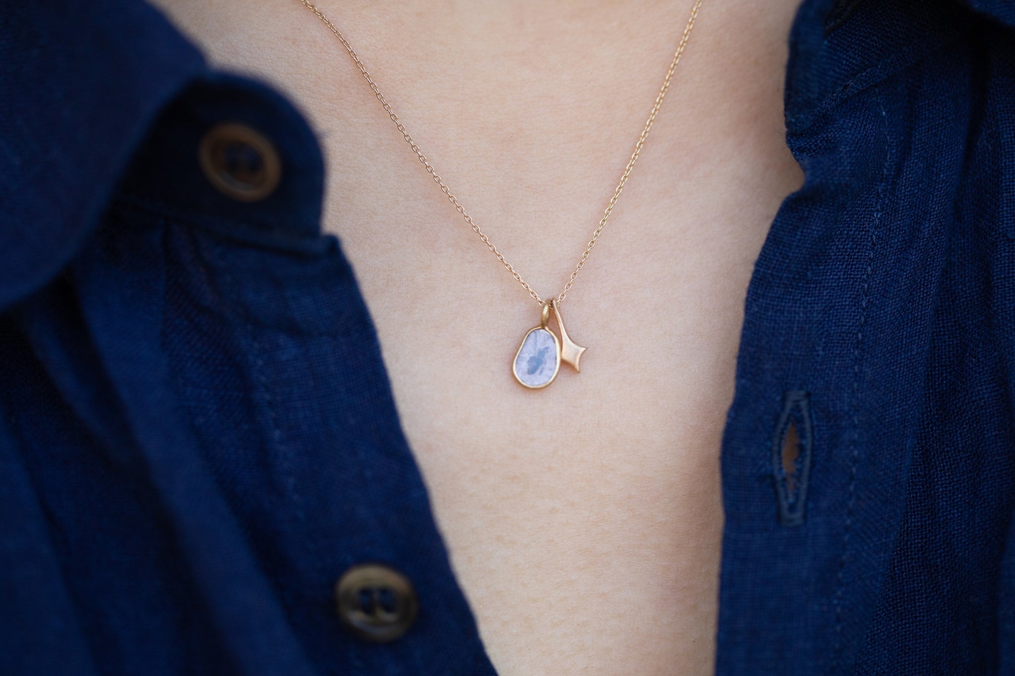 星屑を纏う葡萄のようなルビーペンデュラムネックレス