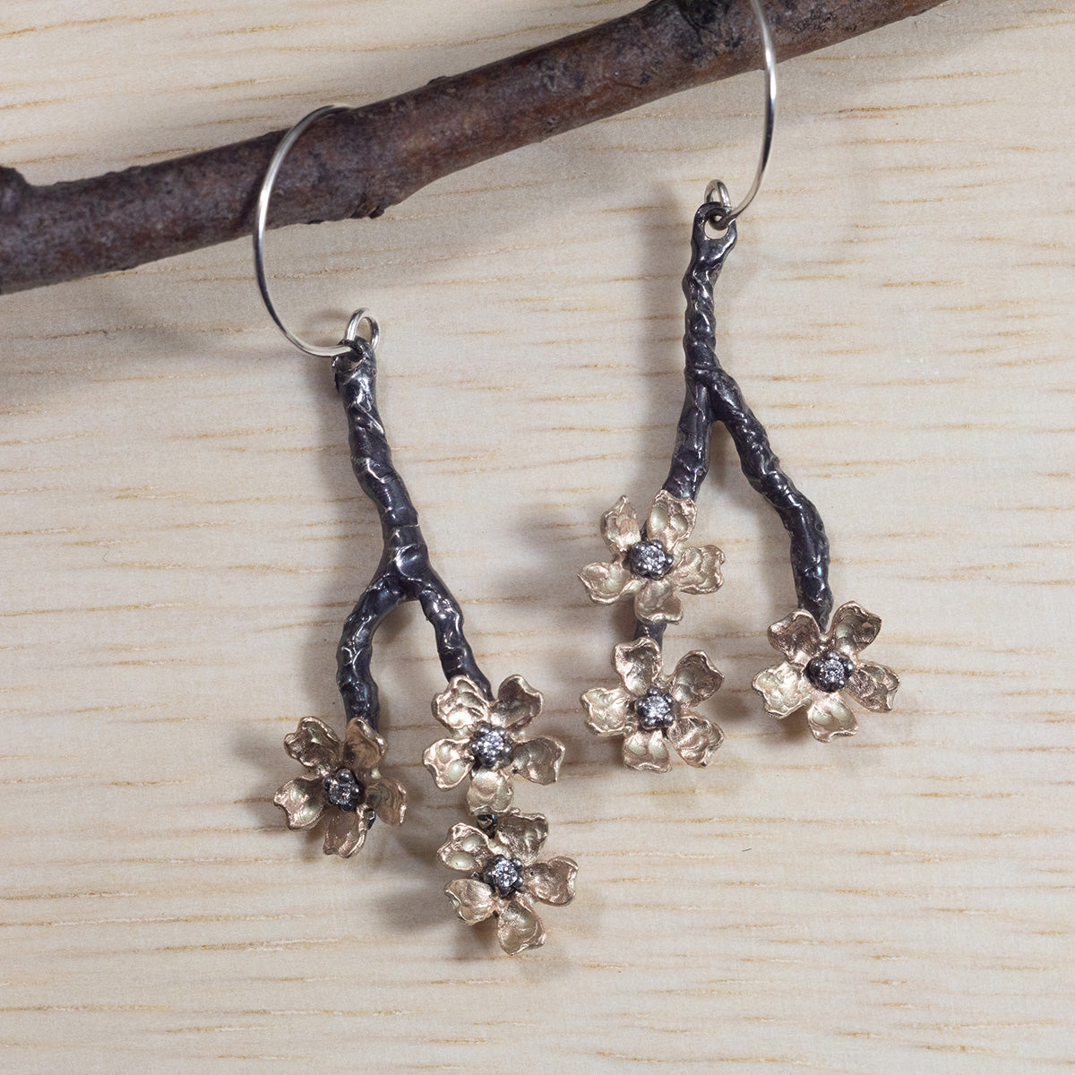 小さな桜が枝に咲くピアス – ileava jewelry