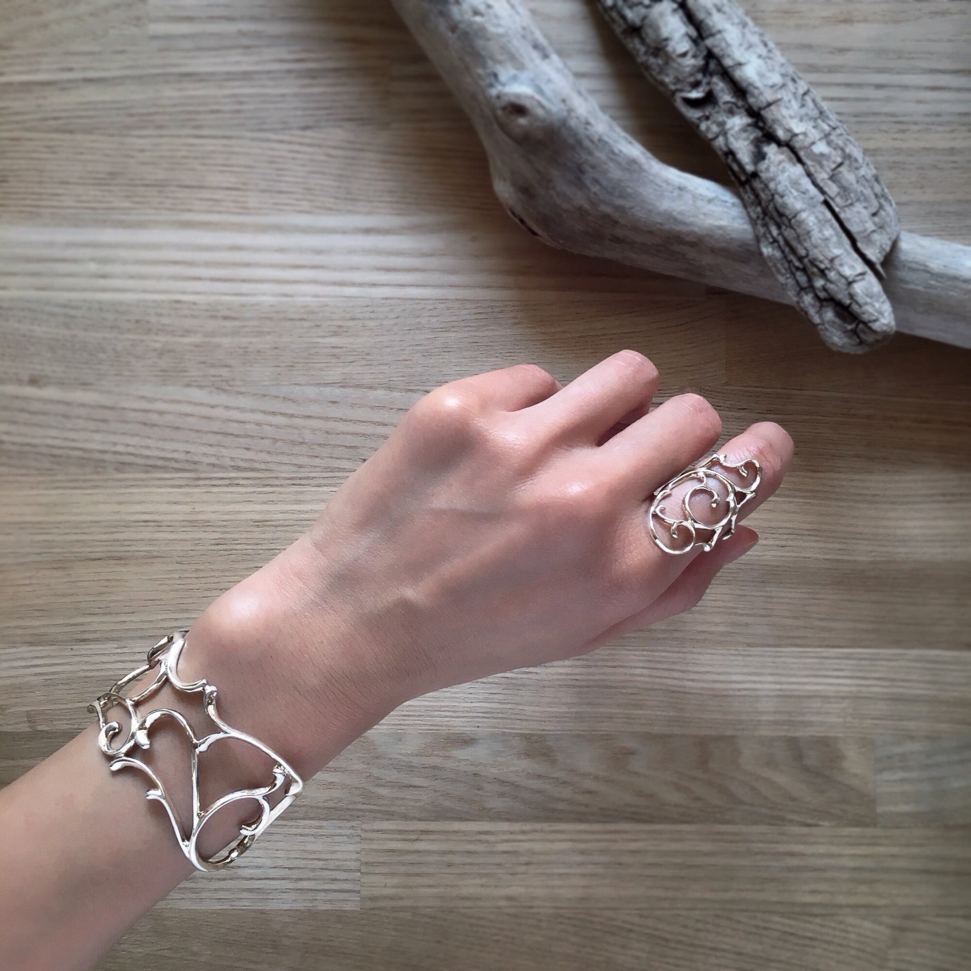 アラベスク シルバーの大きなカフブレスレット – ileava jewelry