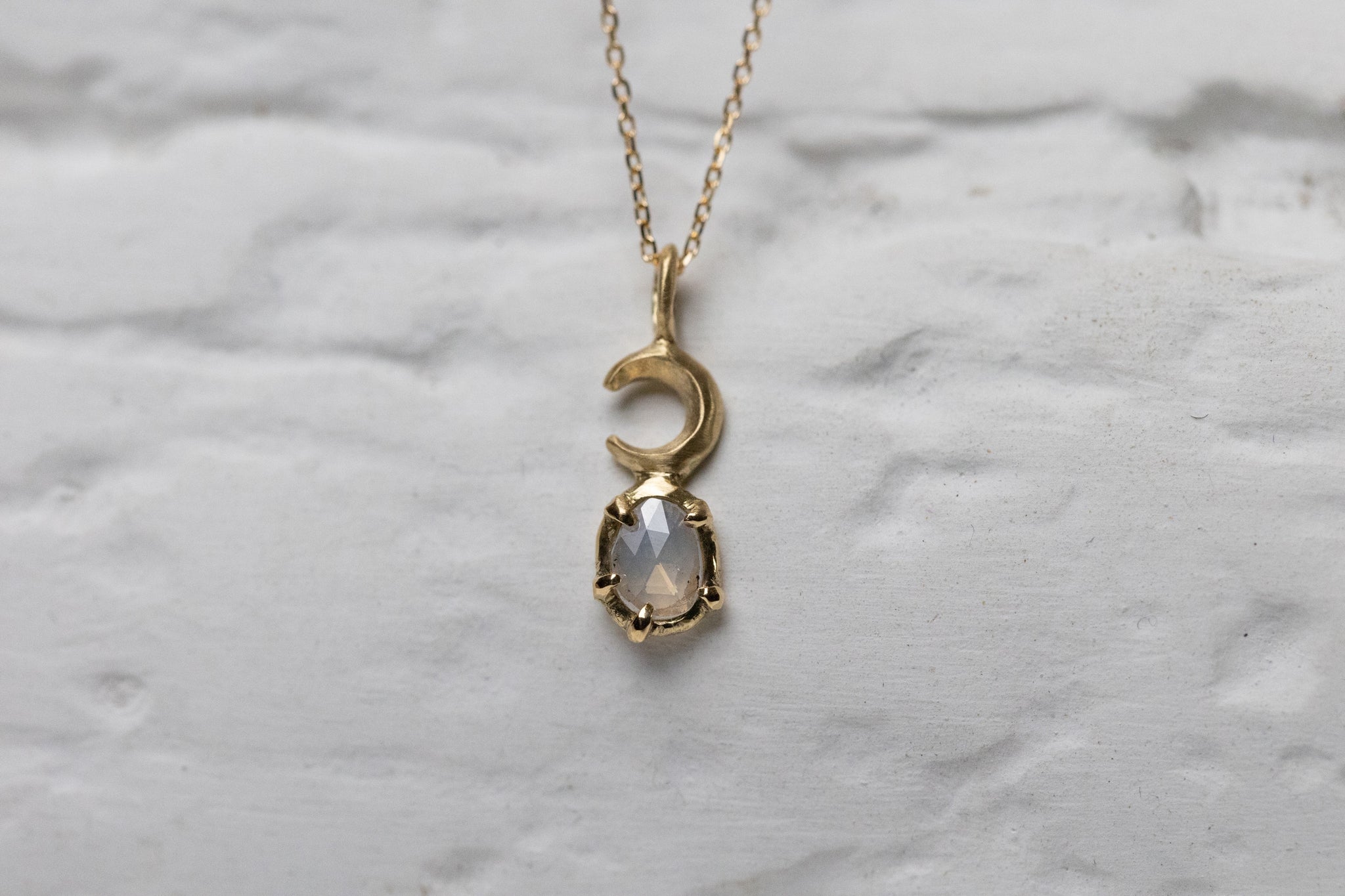 雪のような白いダイヤモンドのネック – ileava jewelry