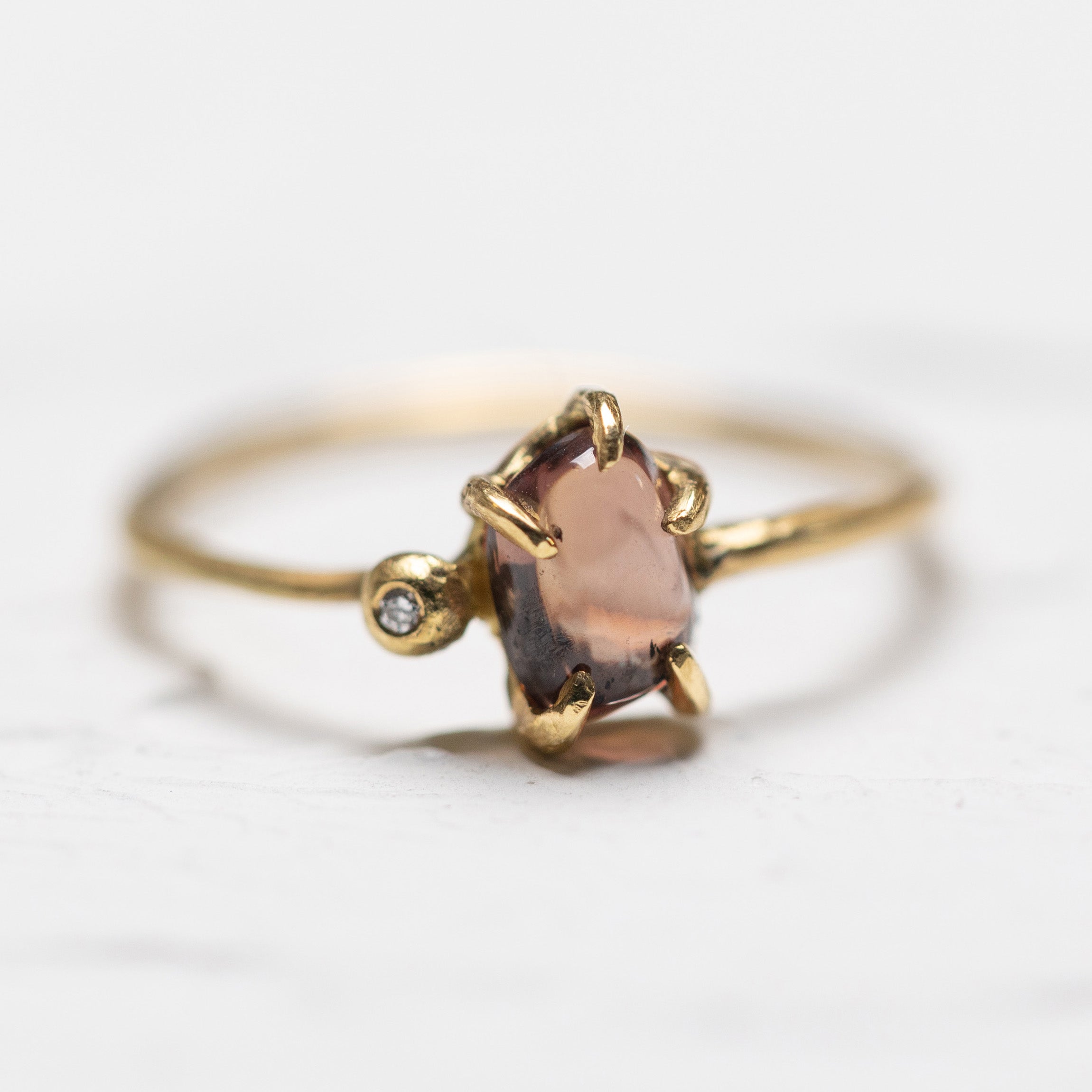 濃いピンクの一粒サファイアリング – ileava jewelry