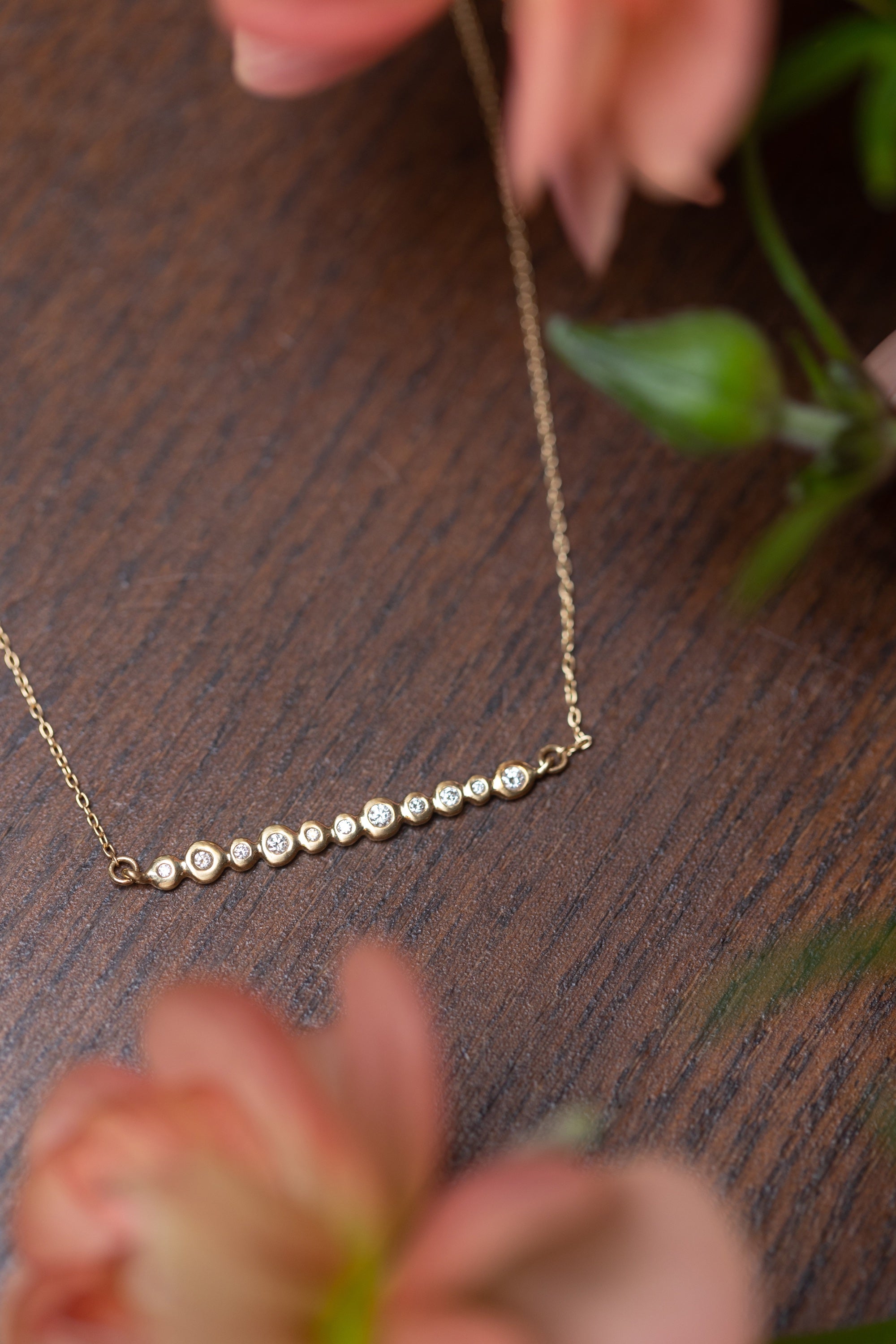 横に連なる泡のネックレス – ileava jewelry