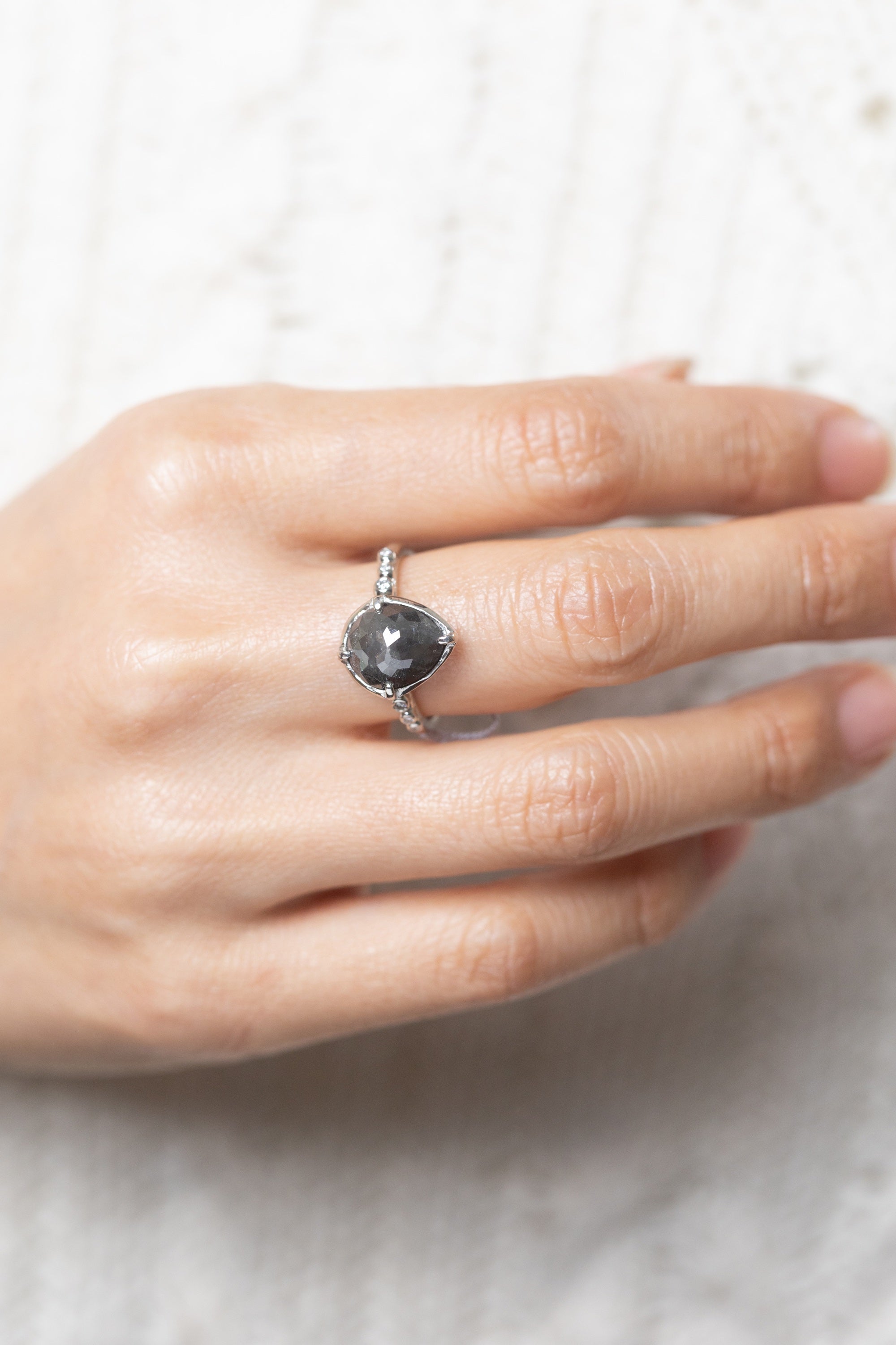 大きなブラックダイヤモンドのリング – ileava jewelry