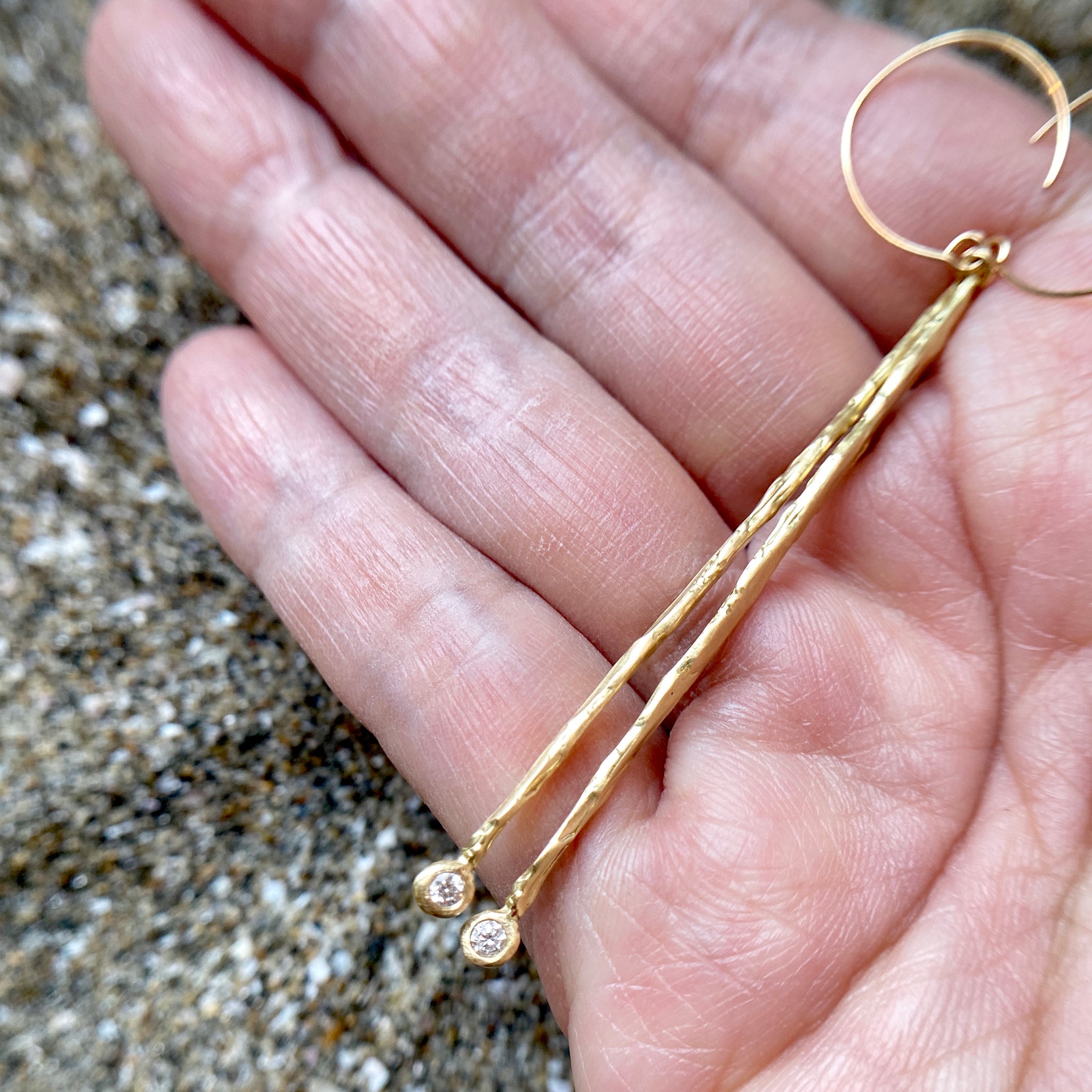 ダイヤが光るゴールドのスティック ピアス – ileava jewelry
