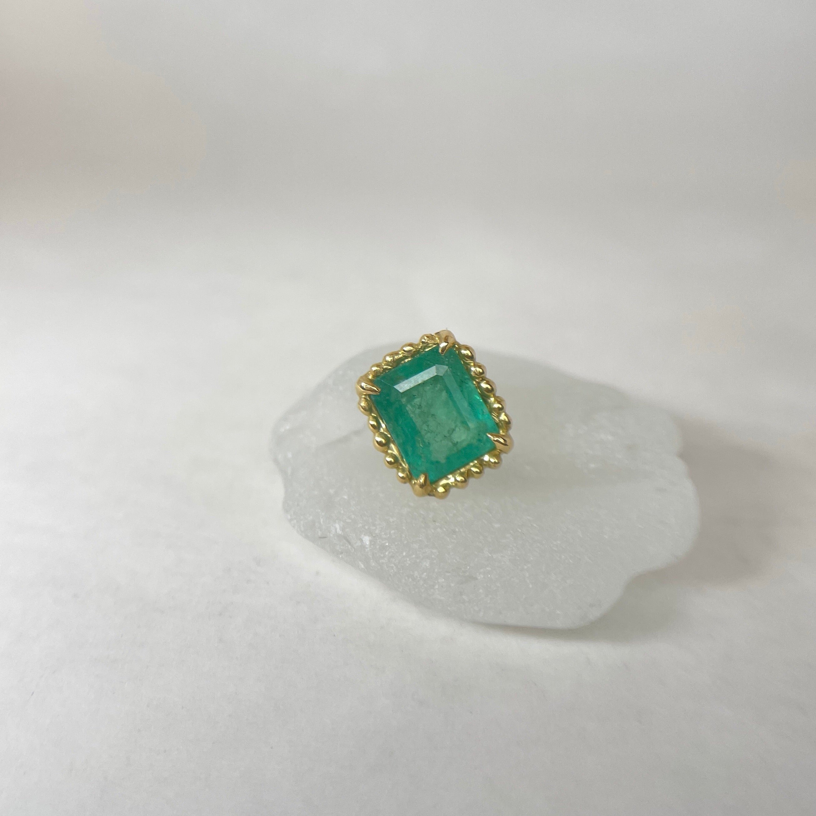 エメラルドの片耳ピアス – ileava jewelry