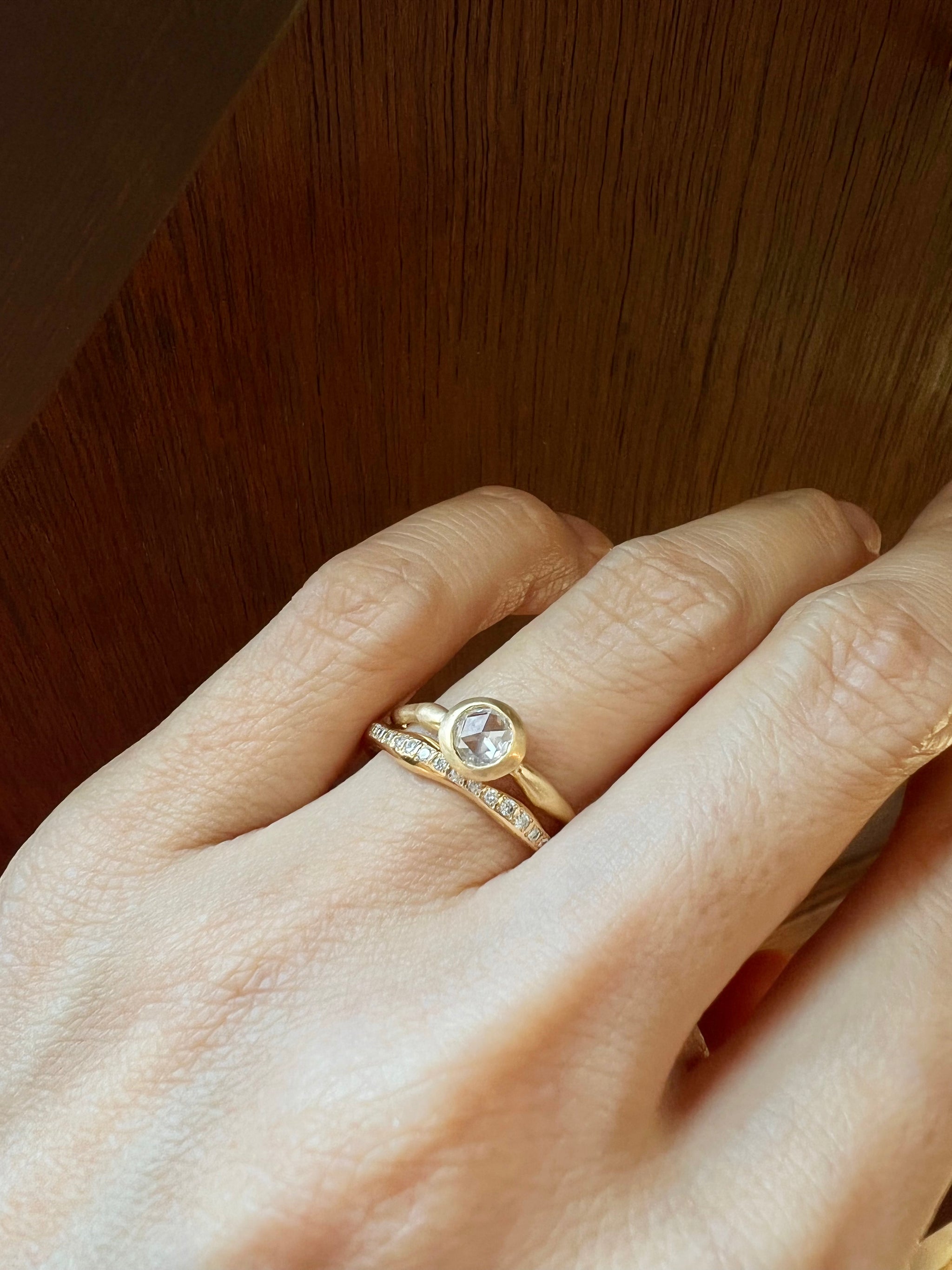 水のリング | 厚みのある縁のローズカットダイヤのリング