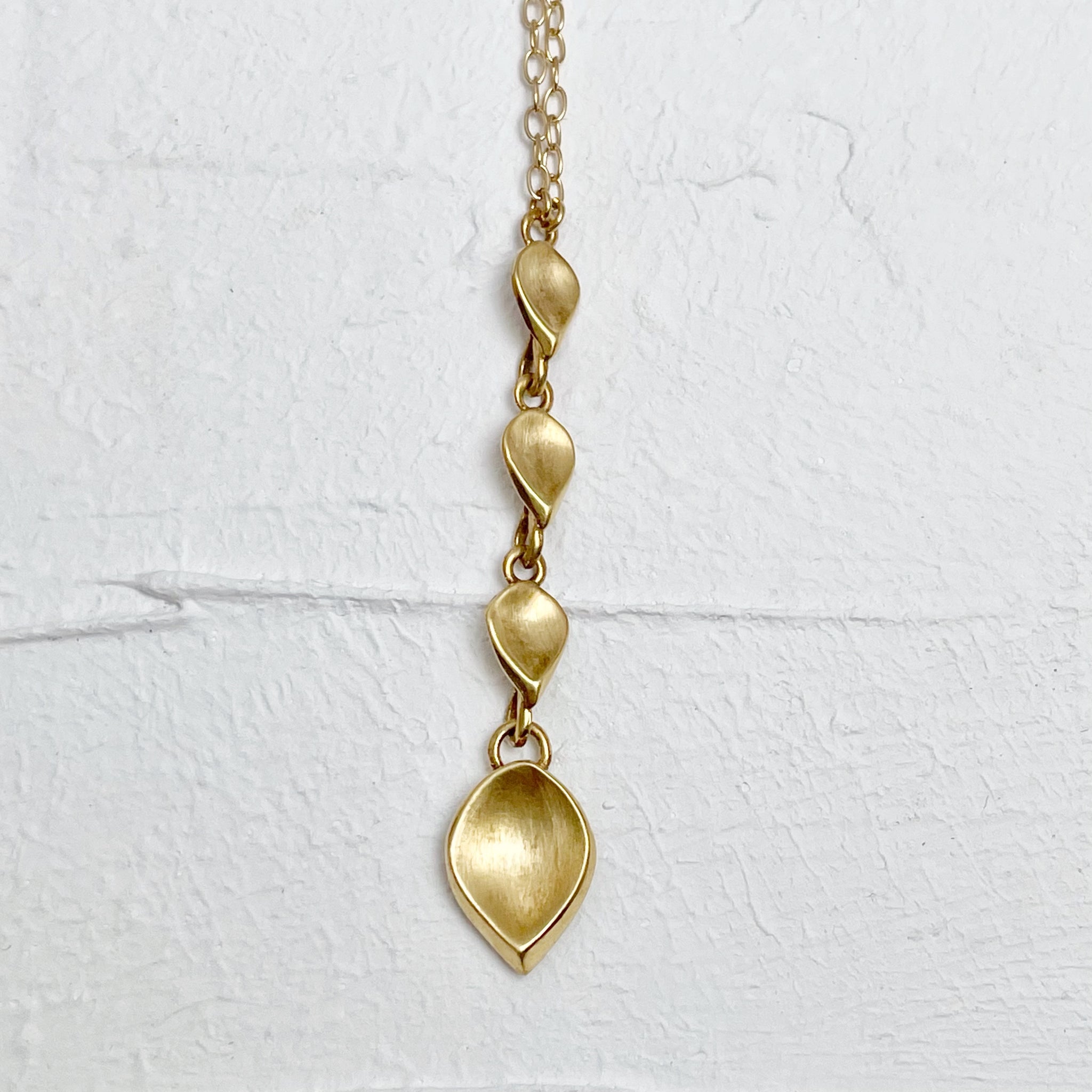 連なる花びらのネックレス – ileava jewelry