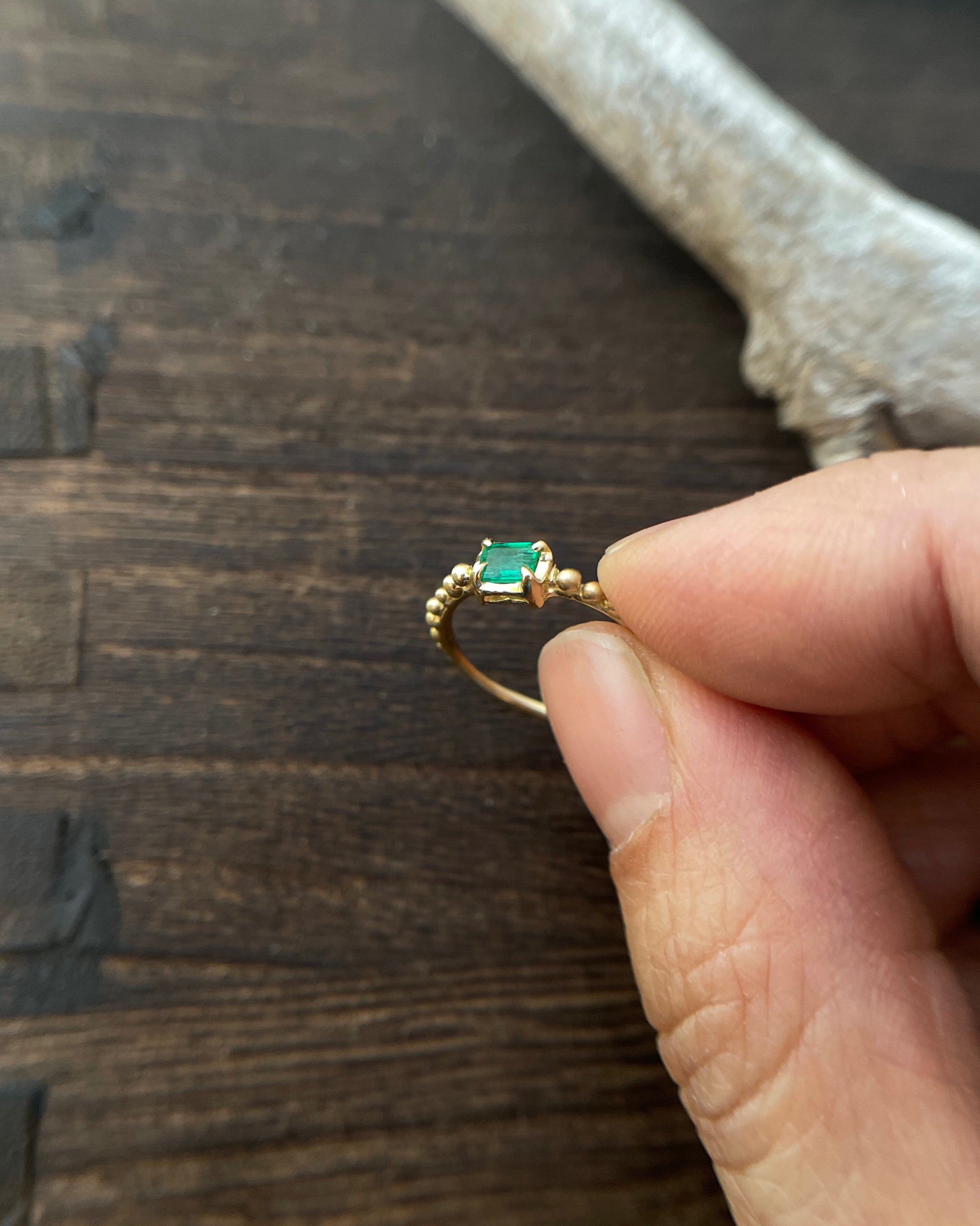 小さなエメラルドとつぶつぶのK18リング – ileava jewelry