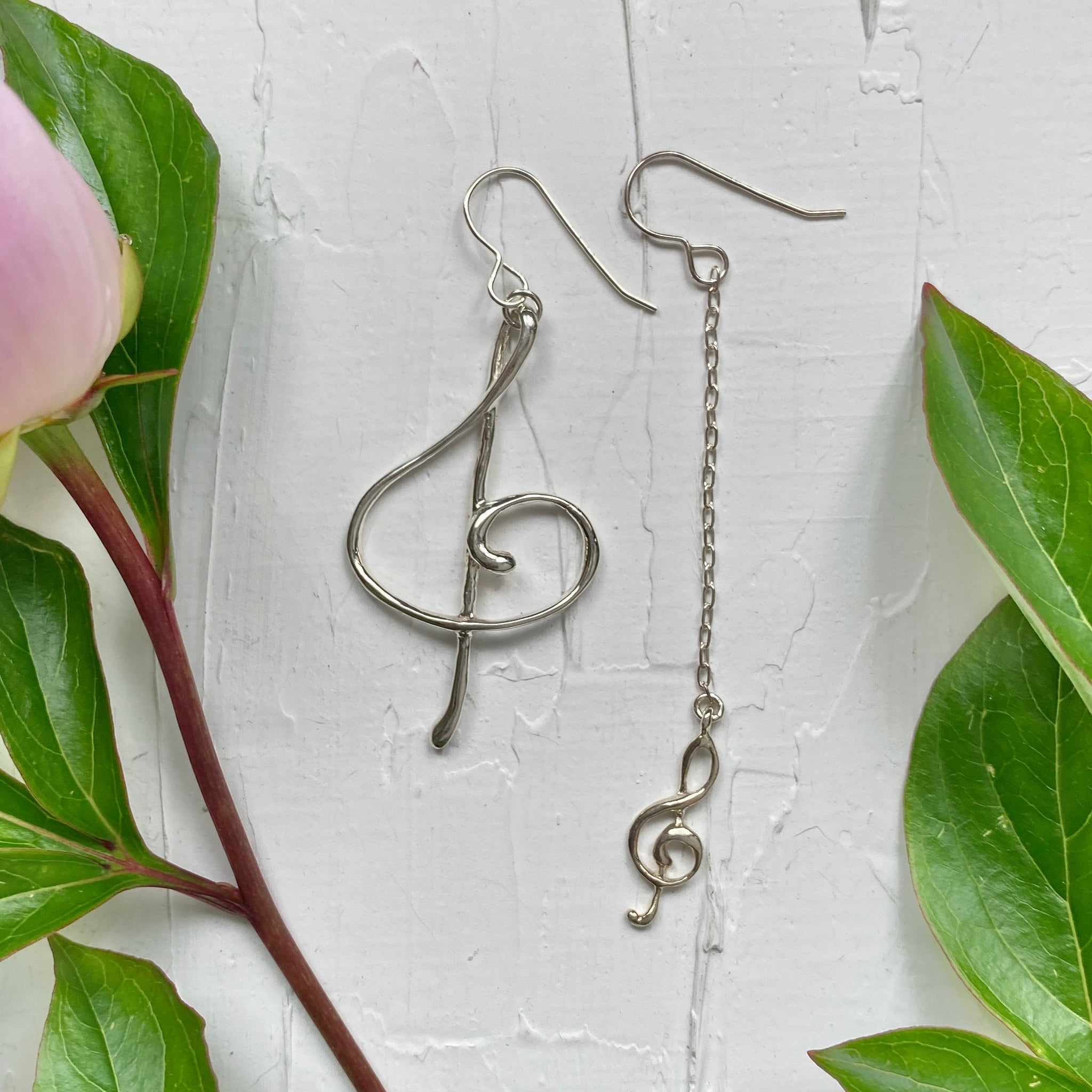 小さなト音記号長いピアス (片耳) – ileava jewelry