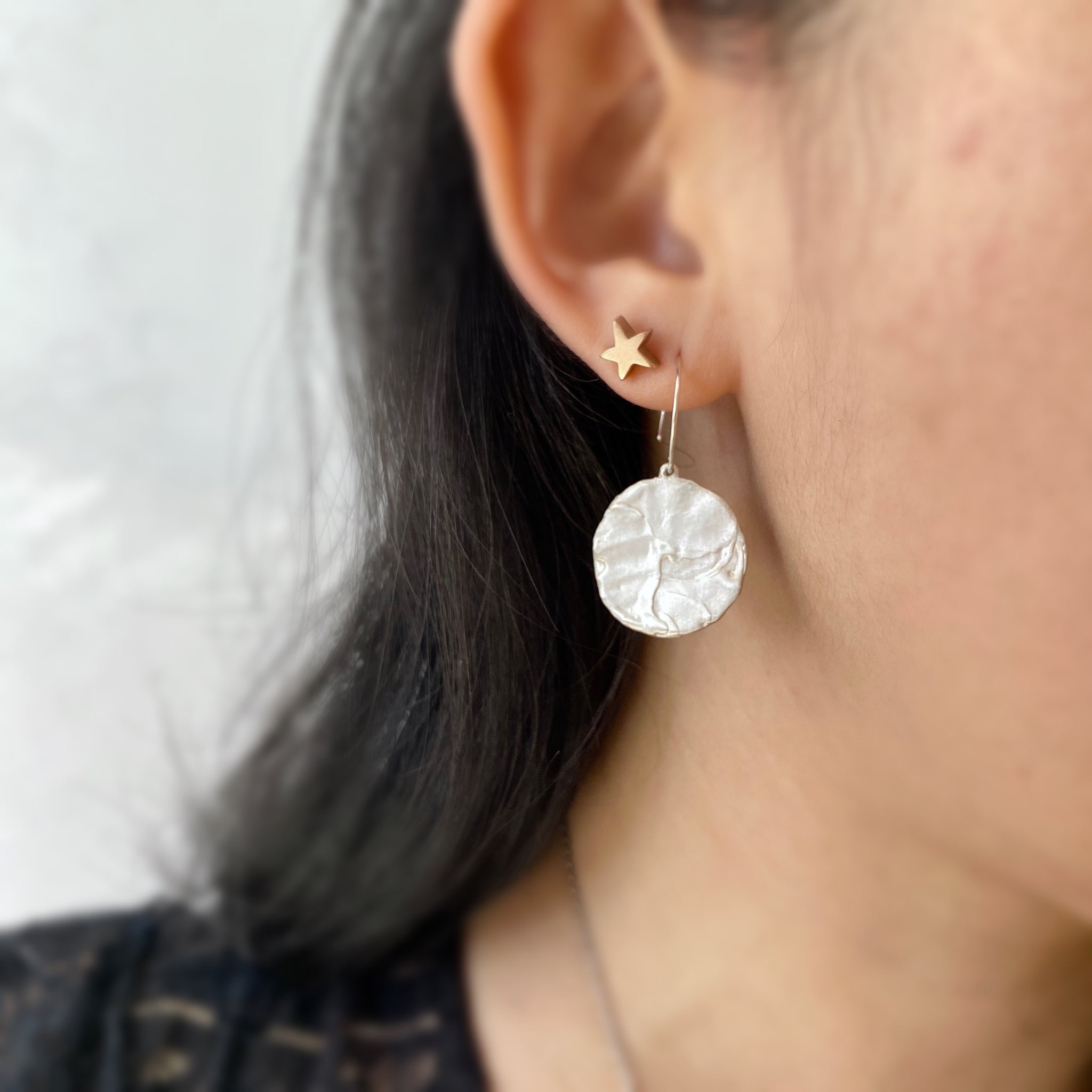 少し大きなシルバーのディスク型ピアス – ileava jewelry