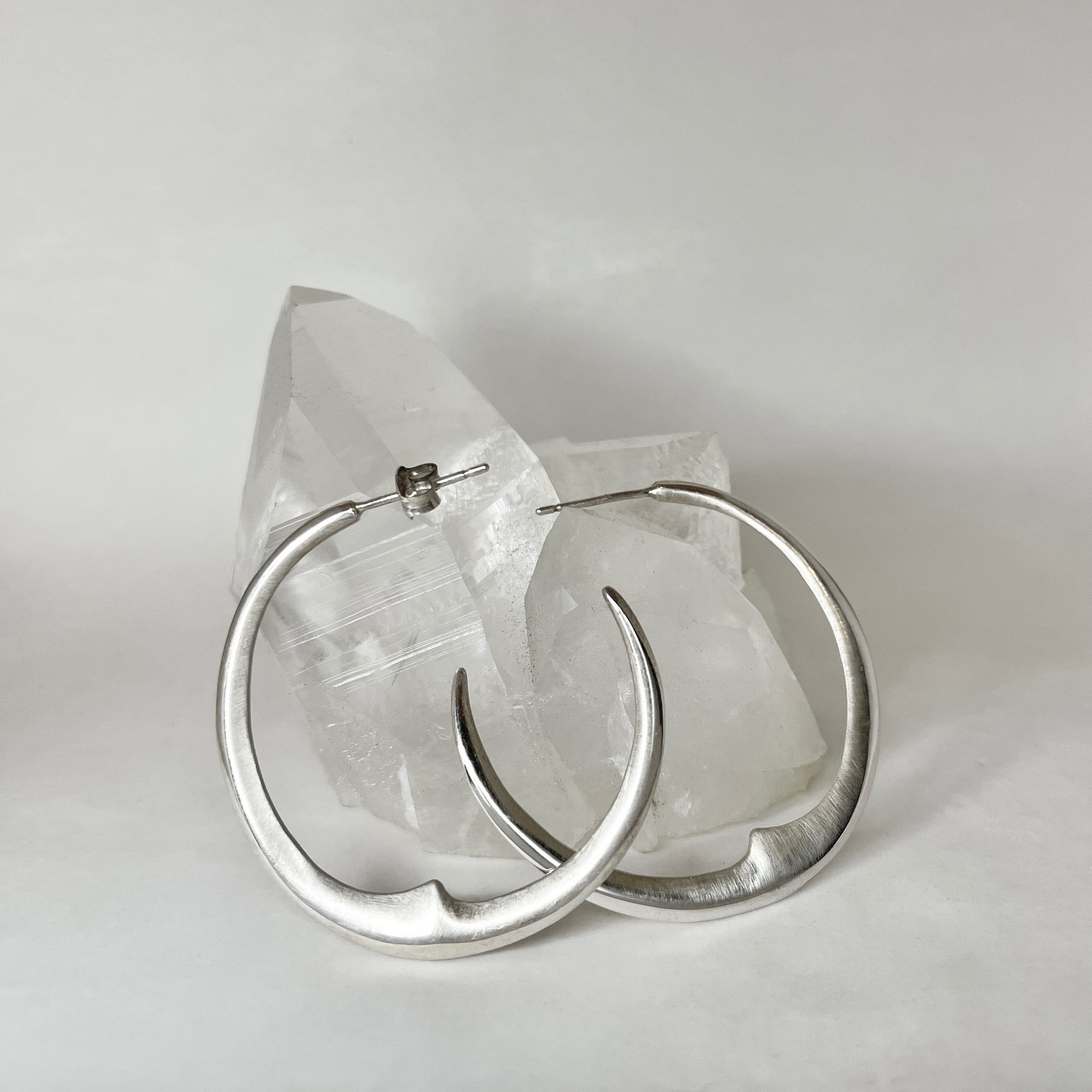 L i z z i e M a n d l e r ミディアム三日月フープ 昼間の三日月 大きなフープのピアス – ileava jewelry
