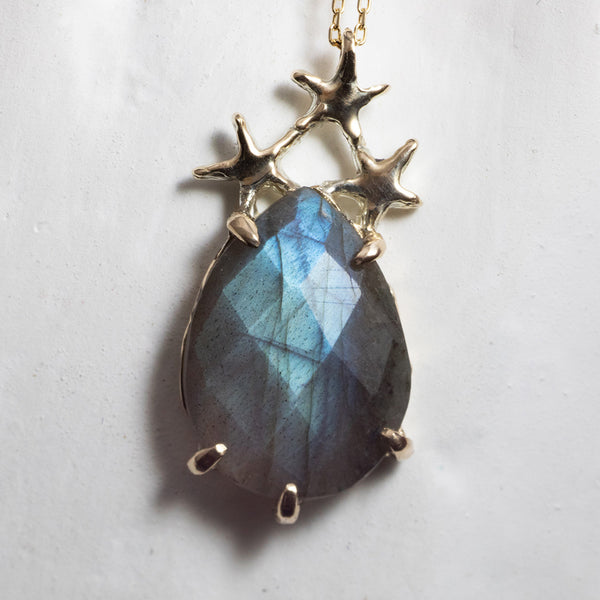 3つの星がラブラドライトを包み込むネックレス – ileava jewelry