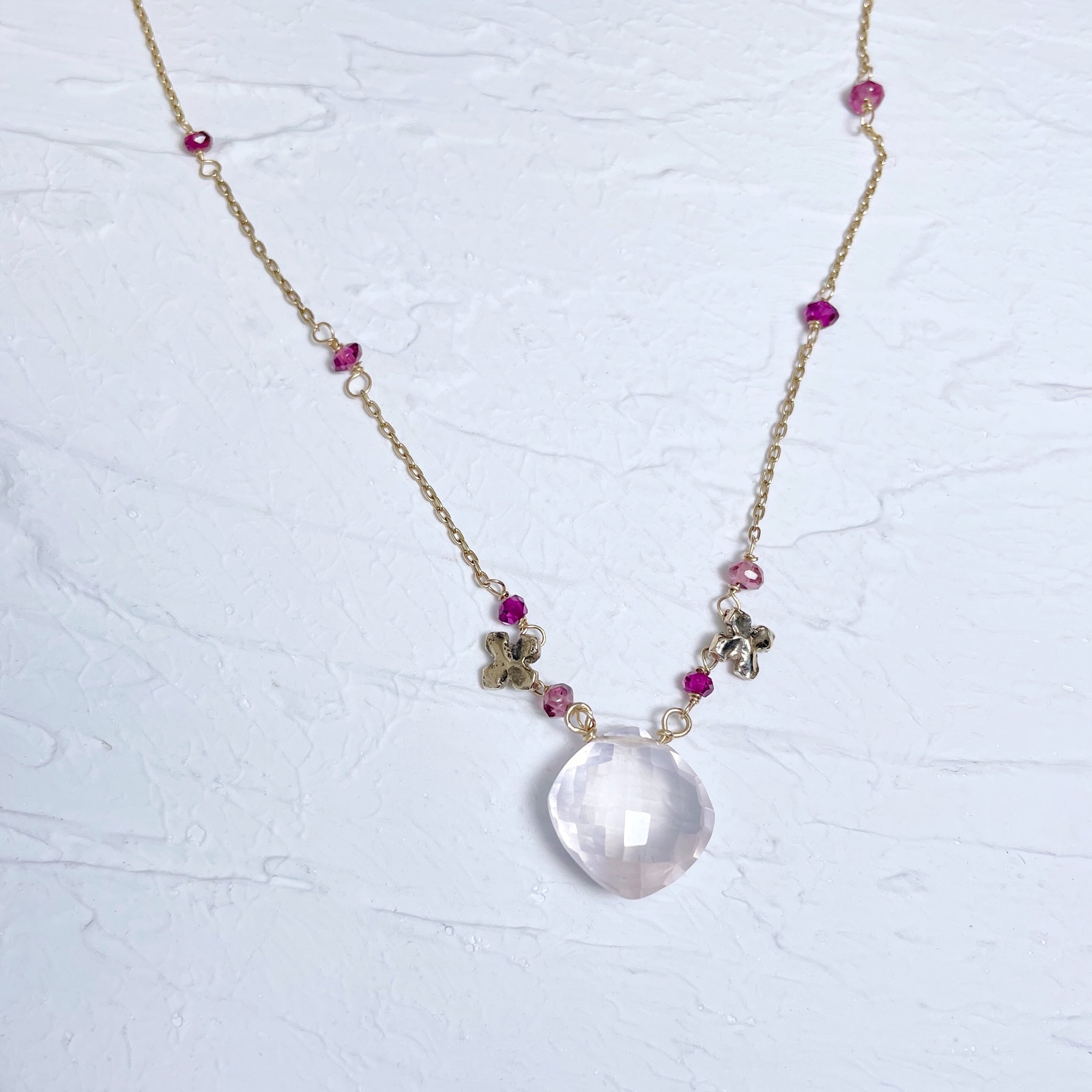 ローズクオーツとお花のネックレス – ileava jewelry