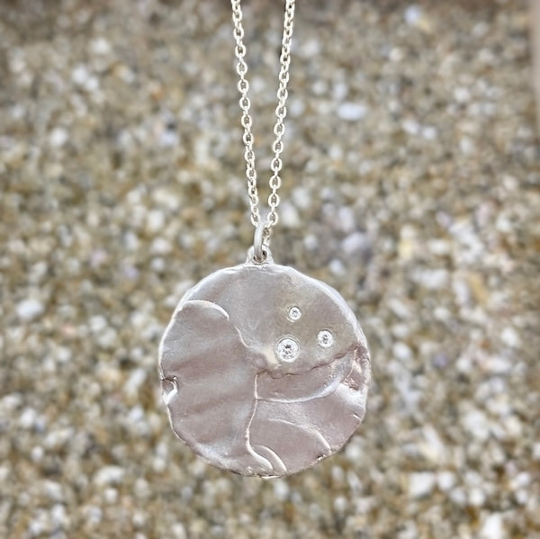 大きなディスクのネックレス、ダイヤのアクセント – ileava jewelry