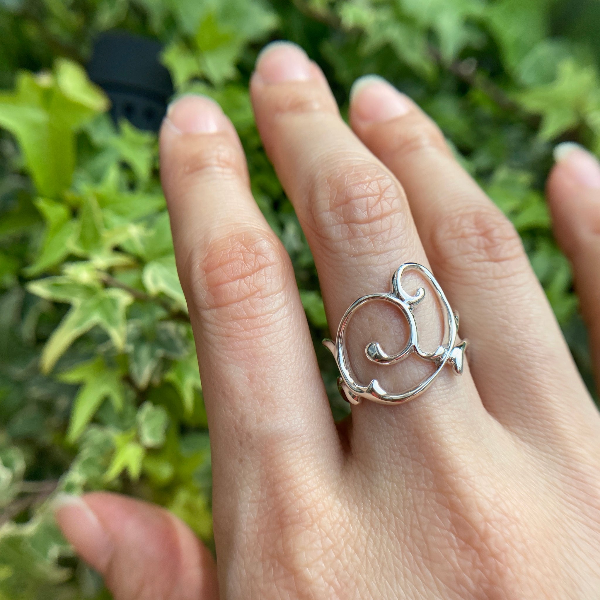 丸みのあるアラベスク リング | イリーヴァ・ジュエリーのリング